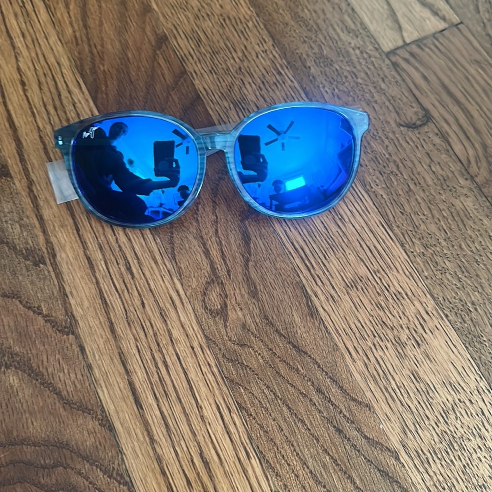 Never worn Maui Jim Sunglasses, color is Water Lily